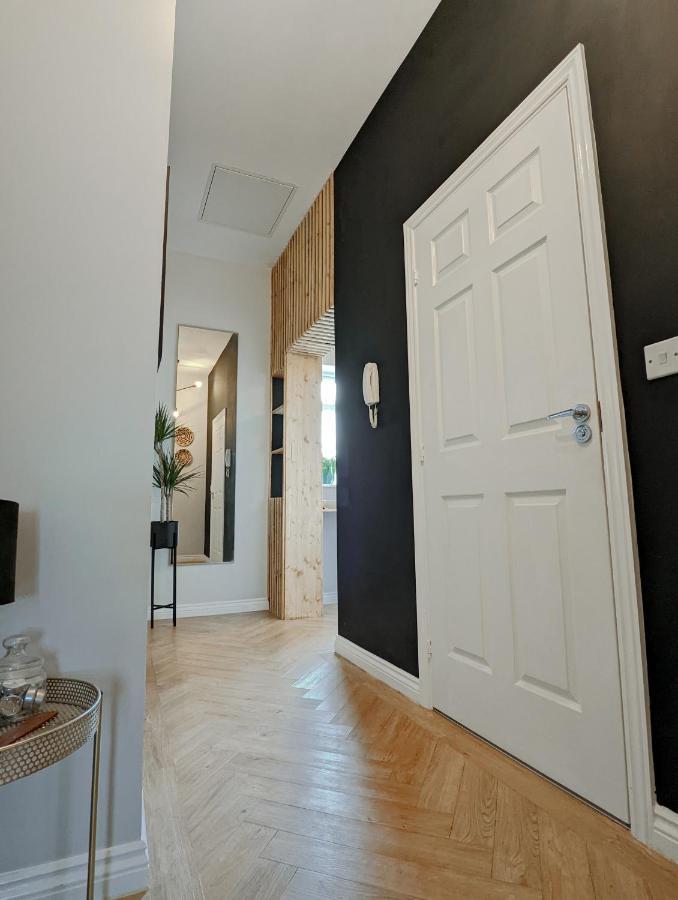 Quedgeley Spacious, Mid-Century 1 Bedroom Apartment מראה חיצוני תמונה